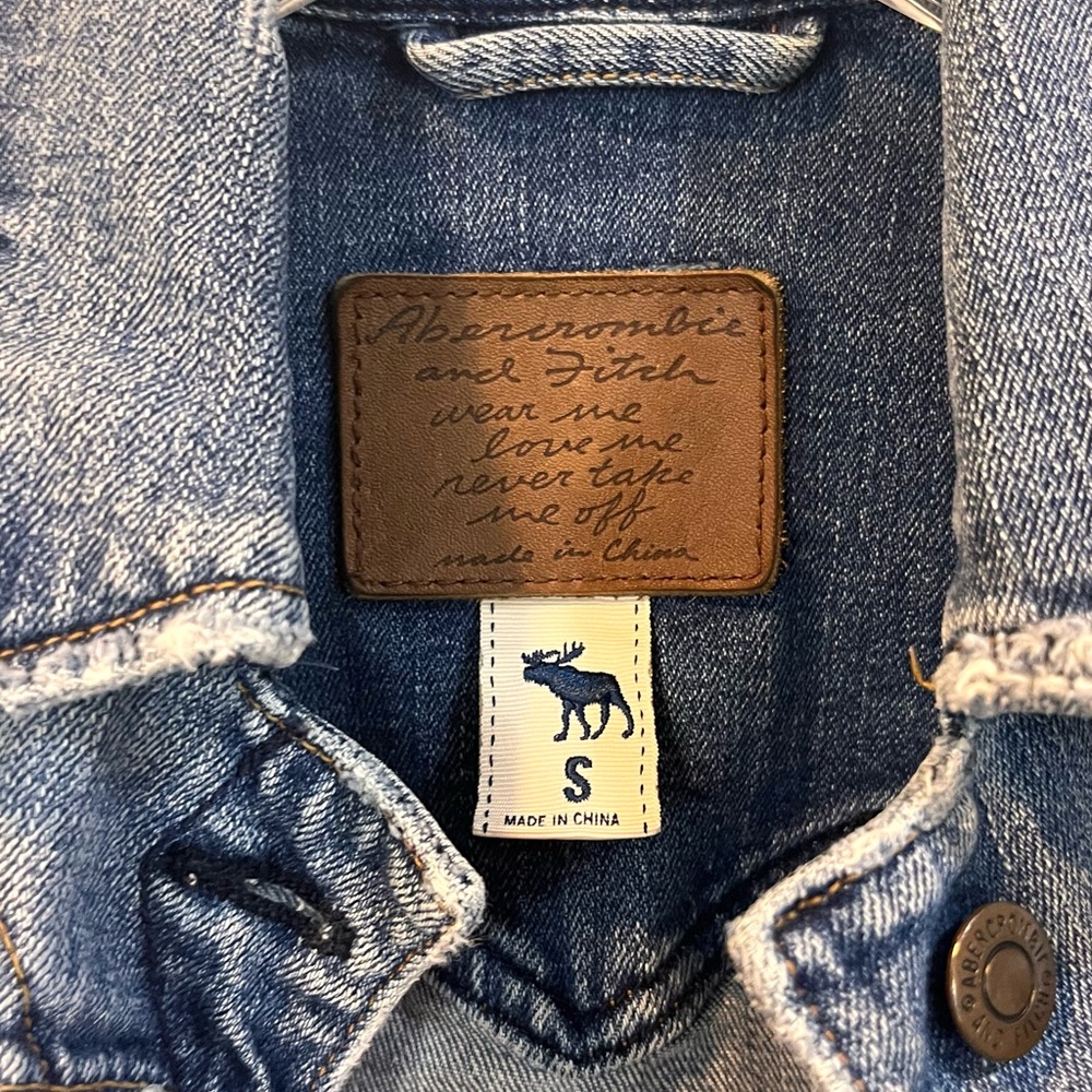 Abercrombie and Fitch Women’s distressed Jean Jacket - Picture 3 of 8